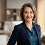 Портрет уверенного российского бизнесмена с дружелюбным взглядом на размытом нейтральном фоне в студии