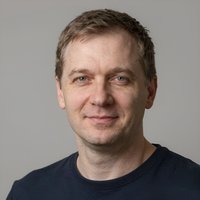 Улыбающийся мужчина делится положительным опытом использования руководств по ответственной игре в E-Subtitles Casino